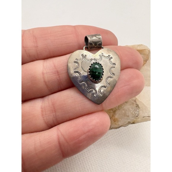 Vintage Sterling Silver Malachite Heart Pendant Stamped Design Southwestern 3.6g - Picture 2 of 7